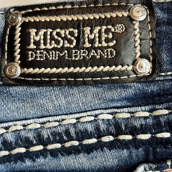 Miss Me Y2K faded flap pocket Bermuda Denim Jean shorts SZ 28 New - Picture 3 of 9